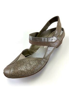 Reiker taupe Mary Jane shoes Womens Size 40 perforated shiny low heel comfort